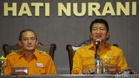 Plt Ketua Umum Partai Hanura Chairuddin Ismail (kanan) bersama Sekjen Hanura Berliana Kartakusuma memberikan keterangan pers.