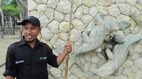 Masyarakat Desa Komodo menggantungkan hidup lebih banyak pada pariwisata dibanding menjadi nelayan. Anak-anak mudanya menjadi pemandu wisata dan ranger, orang-orang tuanya menyewakan kapal dan menjadi penjaja suvenir (Afif Farhan/detikcom)