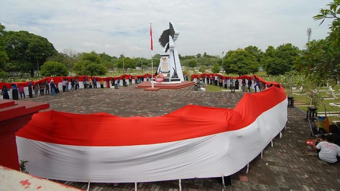 Hari Pahlawan di Jombang, TMP Diselimuti Kain Merah Putih