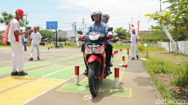 Peringati Hari Pahlawan, Guru-guru Diajari Aman Naik Motor