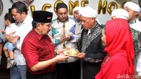Antasari memotong tumpeng di rumahnya di Les Belles Mansions, Serpong, Kota Tangerang.
