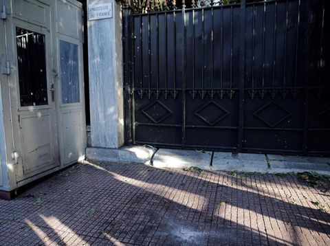 Bekas ledakan terlihat di trotor depan gerbang Kedubes Prancis di Athena