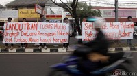 Aksi unjung rasa mendukung bebasnya mantan ketua KPK itu juga digelar di depan LP.