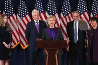 Makna Tersembunyi di Balik Busana Warna Ungu yang Dipakai Hillary Clinton