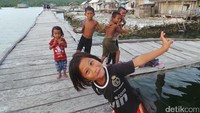Foto: Anak-anak Bajo Mantigola yang berfoto bersama Davina Veronica (Bonauli/detikTravel)