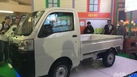 Hi-Max hadir dengan dua tipe varian, yaitu Standard (Standard specification, 1 Way Deck, Audio 1 DIN/MP3) dan Standard (AC & PS) yang dilengkapi dengan Air Conditioner, Electric Power Steering, dan Sliding Driving Seat. Daihatsu Hi-Max tersedia dalam dua pilihan warna, yaitu Icy White dan Ultra Black.