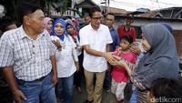 Dalam kampanyenya, Sandiaga disambut oleh ibu-ibu warga setempat.