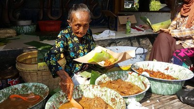 8 Potret Penjual Makanan Legendaris Indonesia yang Tinggal Kenangan