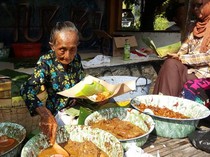 8 Potret Penjual Makanan Legendaris Indonesia yang Tinggal Kenangan
