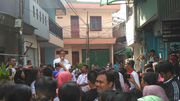Terpikat Sate Kikil Galur, Sandiaga Janji Buka Cabang di Singapura