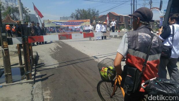Bujuk Pemotor Tak Terobos Pintu KA di Semarang, Petugas KAI Bagikan Bunga