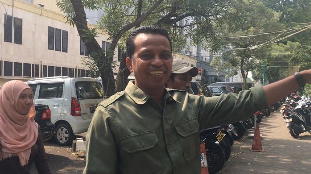 Basri menjenguk Ismail yang merupakan anak angkatnya.