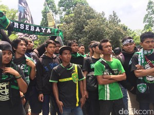 Puluhan Bonek Berunjuk Rasa dan Bernyanyi di Depan Hotel Mercure