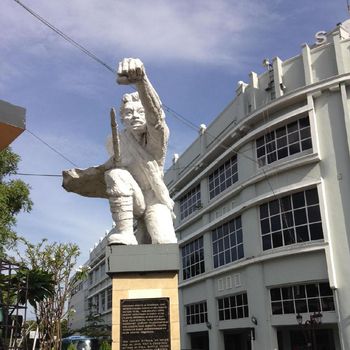 Bu Risma, Monumen Patung Perjuangan Ini Terhalang Pos 