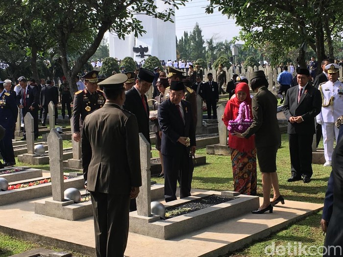 Jokowi Tabur Bunga di Makam Pahlawan Revolusi dan yang Tak Dikenal