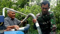Serda Daryo mengecek pipa saluran air di Dusun Jumbul, Desa Klinting, Kecamatan Somagede, Banyumas.