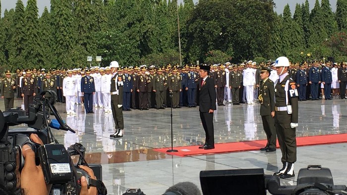 Jokowi Jadi Inspektur Upacara Hari Pahlawan di TMP Kalibata