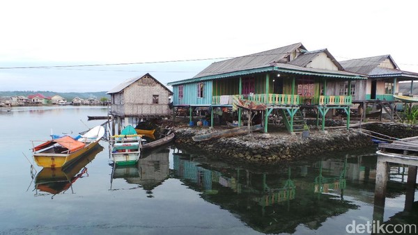 Foto: Bukan hanya SD, kampung ini memiliki SMP juga. Sehingga anak-anak Bajo bisa menikmati pendidikan (Bonauli/detikTravel) Foto: Bukan hanya SD, kampung ini memiliki SMP juga. Sehingga anak-anak Bajo bisa menikmati pendidikan (Bonauli/detikTravel)