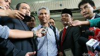 Buni didampingi kuasa hukumnya memberikan keterangan terkait kedatangannya ke Bareskrim Polri.