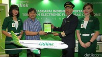 CEO Citilink Indonesia Albert Burhan serahkan EFB (Electronic Flight Bag) kepada Captain Pilot Fattahullah, Vice President Flight Operation di Jakarta, Kamis (11/10/2016).