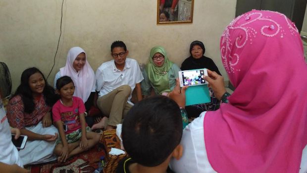 Terpikat Sate Kikil Galur, Sandiaga Janji Buka Cabang di Singapura