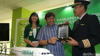 Albert Burhan dan Captain Pilot Fattahullah memamerkan EFB kepada sejumlah wartawan.
