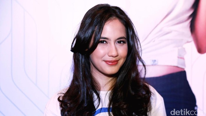 Acroyoga dan Badminton Bikin Pevita Pearce Tambah Cantik