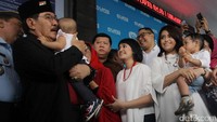 Antasari Azhar akhirnya bebas bersyarat setelah menjalani masa penjara bertahun-tahun. Suasana sangat mengharukan di LP Tangerang