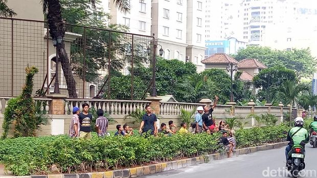 Masih Ada Puing di Sekitar Lobi, Ini Kondisi Apartemen Neo Soho Pagi Ini