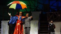 Di tahun 1992, pernah dipentaskan di Sydney, Australia, dengan judul Cockroach Opera.