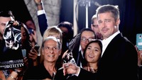 Meski begitu ia terlihat ceria dan selalu tersenyum kala berfoto ataupun mengobrol bersama fans. Frazer Harrison/Getty Images/detikFoto.