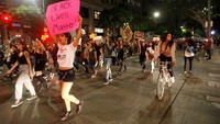 Pada Rabu (9/11) malam waktu AS, sekitar 300 demonstran melakukan long march di 101 Freeway, dekat Alameda Street. Dampaknya, jalan raya yang selalu ramai kendaraan itu, menjadi tersendat sebelum lalu lintas berhenti total. REUTERS/Mario Anzuoni.