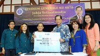 Presiden Direktur BCA Jahja Setiaatmadja menyerahkan secara simbolis beasiswa kepada Rektor ITB Kadarsah Suryadi. Penyerahan dilakukan di Aula Barat Kampus ITB, Bandung, Rabu (9/11/2016). Ist/BCA.