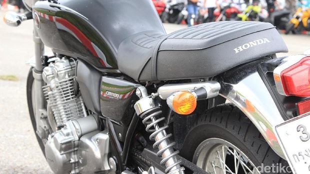 Wus!! Ngebut dengan Motor Retro Honda CB1100 di Jalan Tol Malaysia