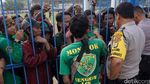 Ratusan Bonek di Stadion Tugu Dikawal Polisi