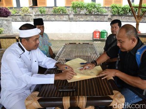 Saat Bupati Dedi Teken MoU dan Makan Bersama Orang Gila