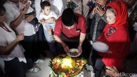 Setelah Presiden Jokowi mengabulkan permohonan grasinya, Antasari Azhar mengaku senang atas dikabulkannya permohonan tersebut. Hanya ada satu kata, alhamdulillah. Itu saja, kata Antasari saat berbincang dengan detikcom, Rabu (25/1/2017). (Foto: Grandyos Zafna/detikcom).