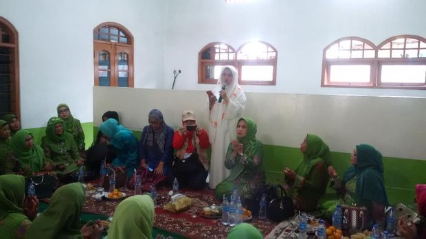 Sempat Debat, Sylviana Lalu Cipika-cipiki dengan Panwascam