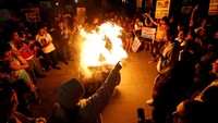 Aksi protes yang awalnya berlangsung damai kemudian berakhir dengan bentrokan. REUTERS/Mario Anzuoni.