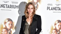 Putri Johnny Depp dan Vanessa Paradis itu tampil chic dengan tuxedo hitam, atasan berwarna emas, jeans hitam dan heels berwarna emas. Pascal Le Segretain/Getty Images/detikFoto.