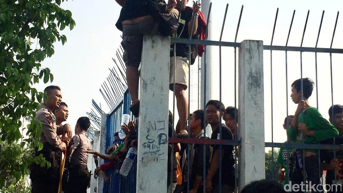 Tak Boleh Datangi KLB PSSI, Bonek Lempari Polisi dengan Nasi Bungkus