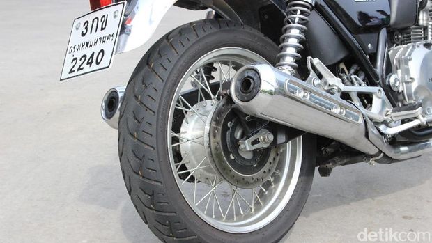 Wus!! Ngebut dengan Motor Retro Honda CB1100 di Jalan Tol Malaysia
