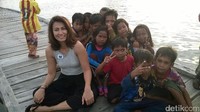 Foto: Keceriaan anak-anak Bajo saat ada turis. Mereka akan mengikuti turis dan menemani saat berkeliling kampung (Bonauli/detikTravel)