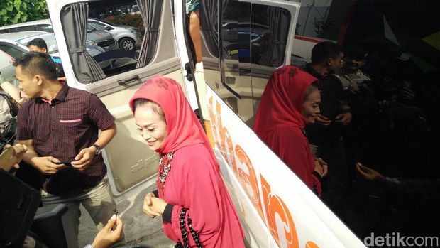 Kerabat dan Masyarakat Anti Korupsi Datangi LP Sambut Bebasnya Antasari Azhar