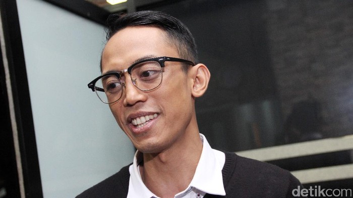Kiswinar Gandakan Laporan atas Mario Teguh, Laudya Chyntia Bella Fitting Baju