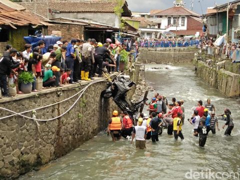 3 Jam Avanza Korban Banjir Pagarsih Berhasil Dievakuasi, Begini Penampakannya 