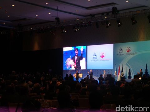  Mireille Ballestrazzi menyampaikan pidato penutupan sidang umum Interpol di Nusa Dua, Bali, Kamis (10/11/2016)