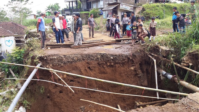 Jalan Alternatif Puncak II Cianjur-Bogor Ambles, Enam Kampung Terisolir