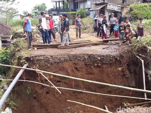 Jalan Alternatif Puncak II Cianjur-Bogor Ambles, Enam Kampung Terisolir