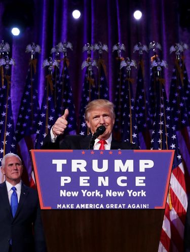 Dukung Hillary Clinton, Model Ini Keluar dari Agensi Model Milik Donald Trump